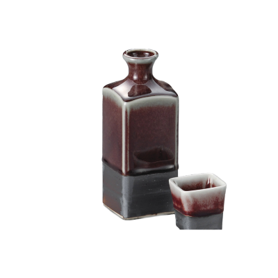 红宝石方形清酒瓶，尺寸为6.5*16厘米，容量为400毫升。