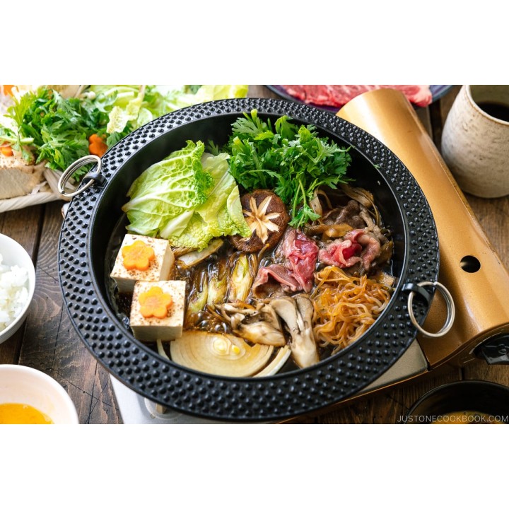 Découvrez le Sukiyaki : Une immersion gustative dans la cuisine japonaise avec cette recette savoureuse et conviviale !