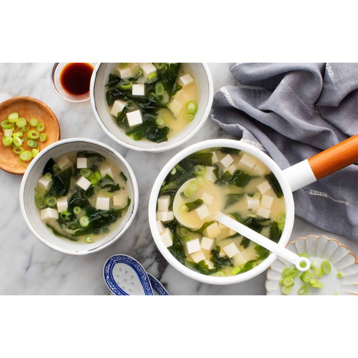 Réchauffez votre journée avec cette délicieuse recette de soupe Miso maison.